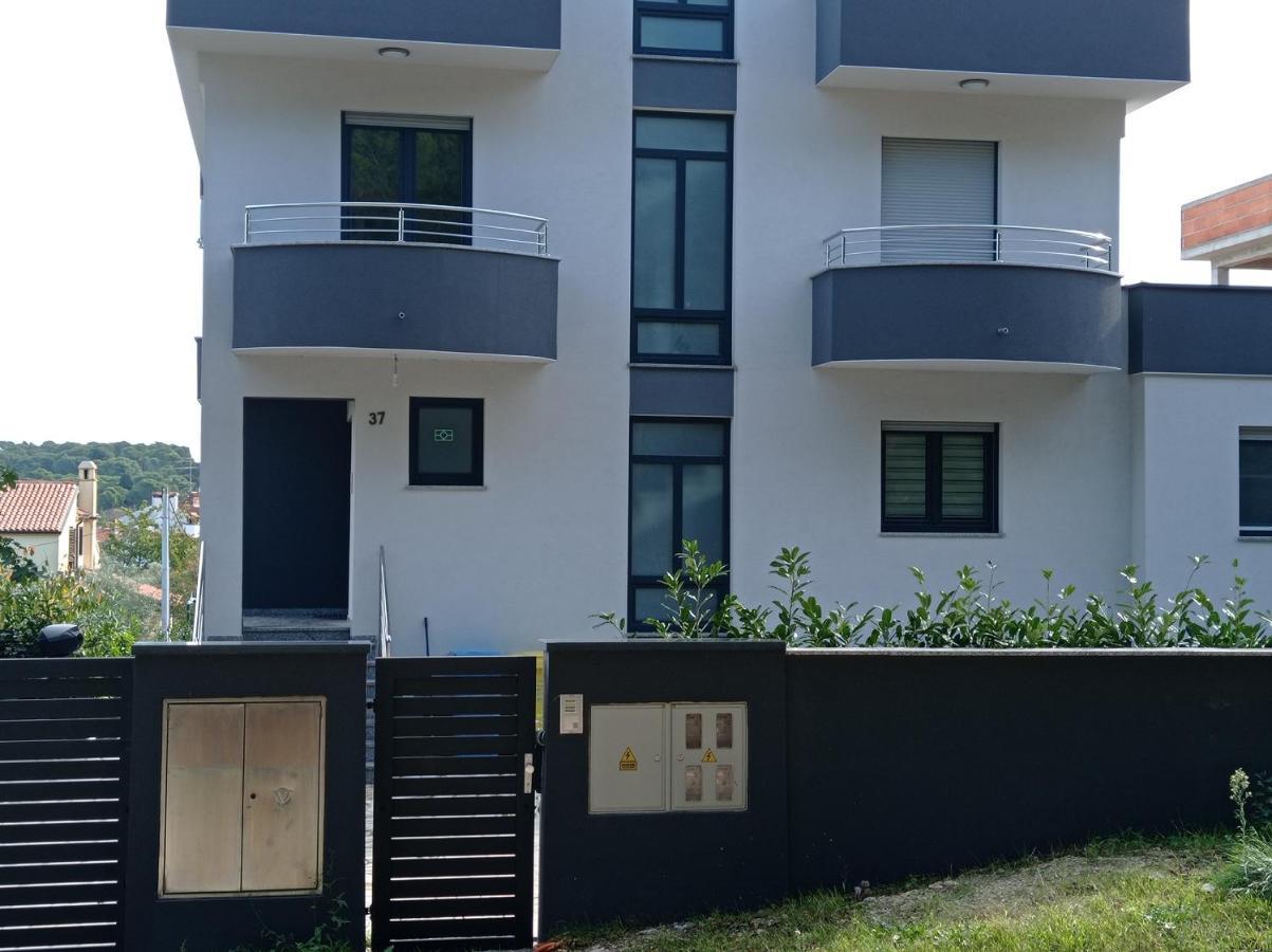 Studio Apartment With Pool Пула Екстериор снимка