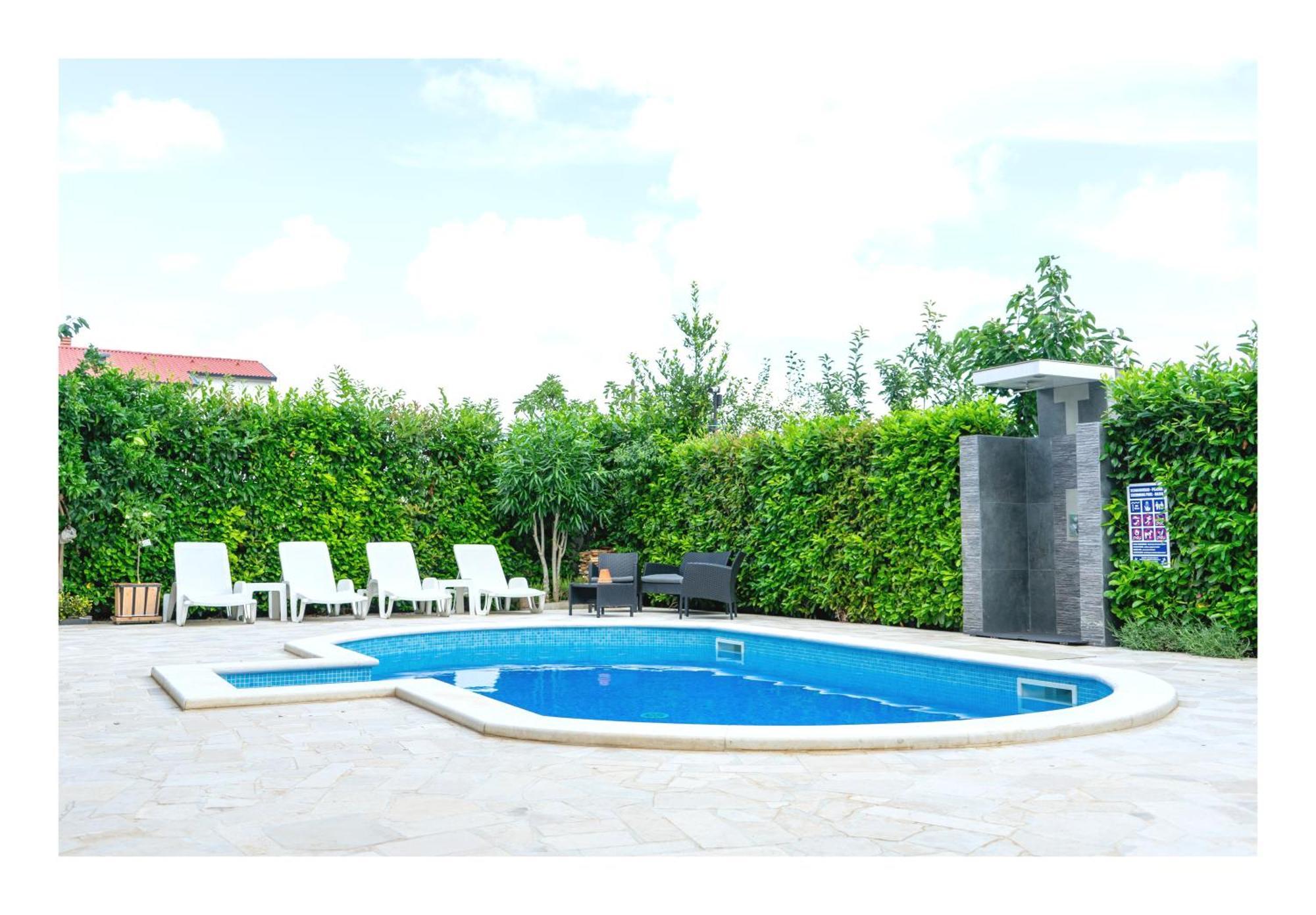 Studio Apartment With Pool Пула Екстериор снимка